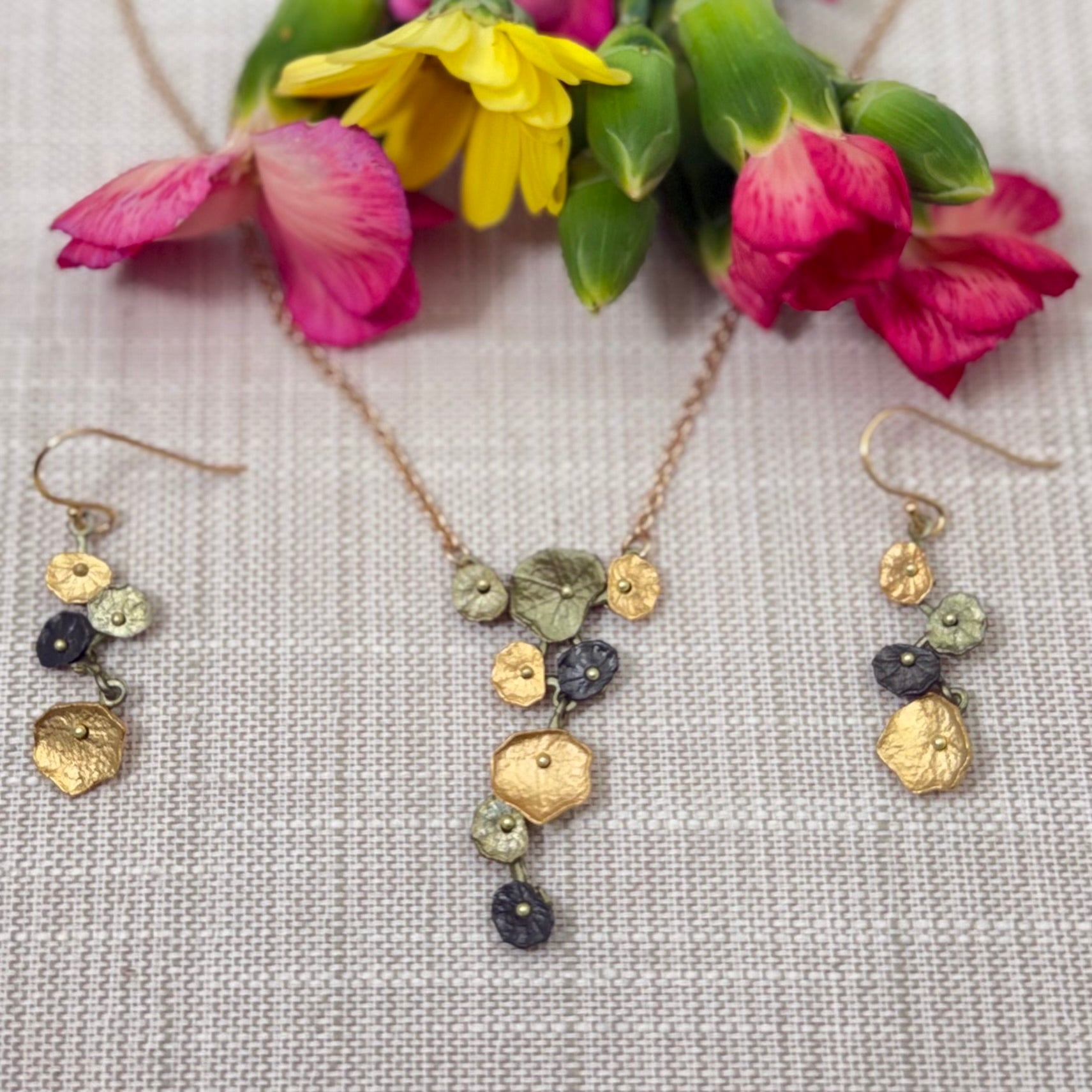 Nasturtium earrings and necklace make us dream of spring!